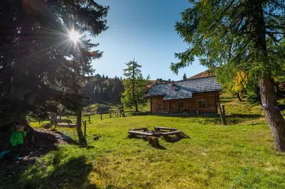 Ein Garten an der Unterkunft Galsterbergalm Jagdhütte