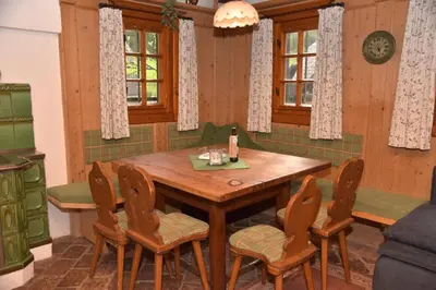Ein Sitzbereich in der Unterkunft Ferienhaus Werkstattl Rassis Feriendorf Donnersbachwald