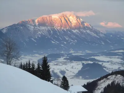 Ein allgemeiner Bergblick oder ein Berglick von des Bauernhofs aus