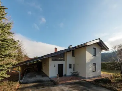 Das Gebäude in dem sich das Ferienhaus befindet