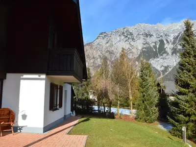 Ein allgemeiner Bergblick oder ein Berglick von des Ferienhauses aus