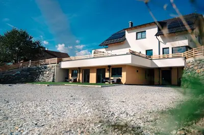 Das Gebäude in dem sich die Ferienwohnung befindet