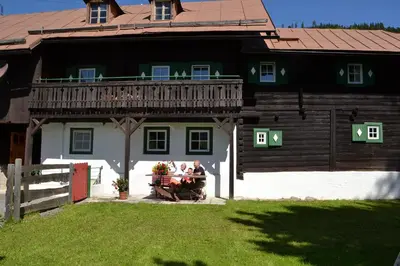 Das Gebäude in dem sich das Ferienhaus befindet