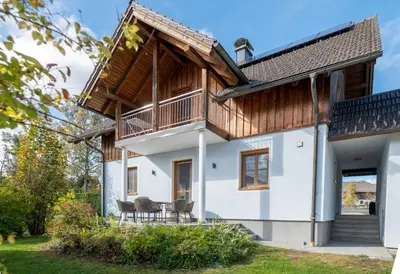 Das Gebäude in dem sich das Ferienhaus befindet