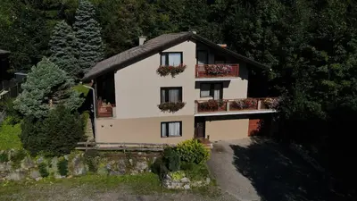 Das Gebäude in dem sich die Villa befindet