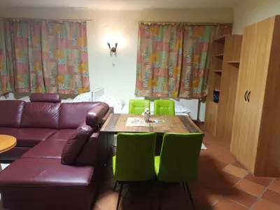 Ein Sitzbereich in der Unterkunft Zimmer Kropfmoar
