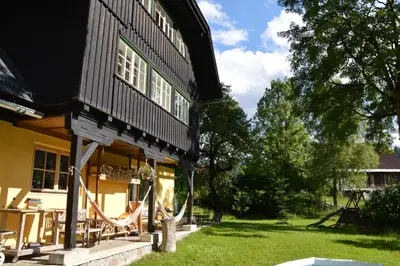Ein Garten an der Unterkunft Roseggerhaus