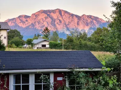 Ein allgemeiner Bergblick oder ein Berglick von des Ferienhauses aus