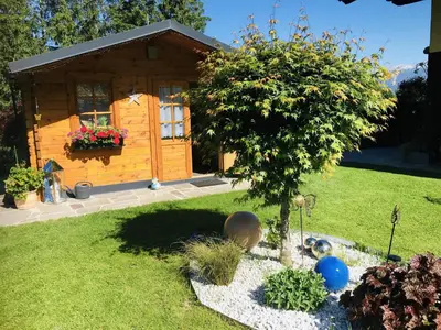 Ein Garten an der Unterkunft Haus Nardin