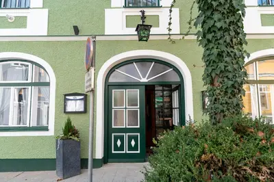 Eine Fassade oder ein Eingang zu stadtwirt bruck