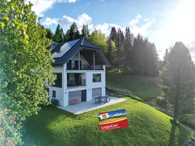 Das Gebäude in dem sich das Ferienhaus befindet