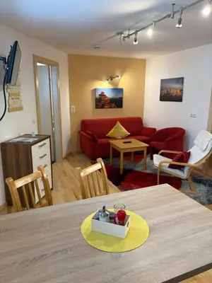 Ein Sitzbereich in der Unterkunft Haus Alpenheim