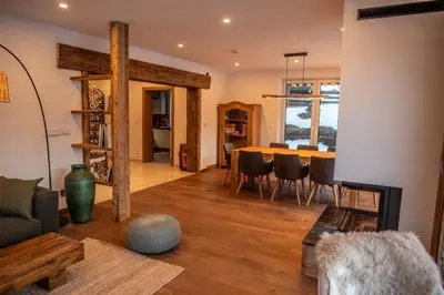 Ein Sitzbereich in der Unterkunft Edelweiss Lodge