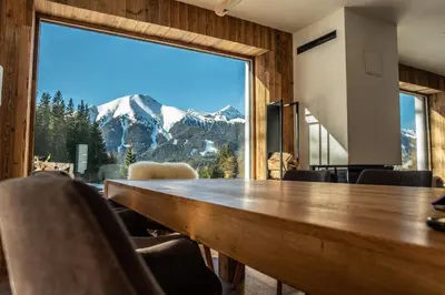 Ein allgemeiner Bergblick oder ein Berglick von des Chalets aus