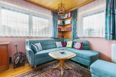 Ein Sitzbereich in der Unterkunft Ferienhaus am Tullnberg