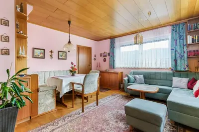 Ein Sitzbereich in der Unterkunft Ferienhaus am Tullnberg