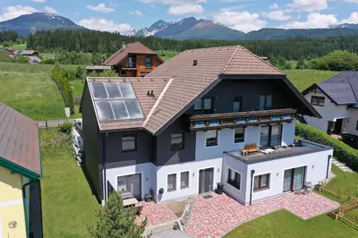 Ein allgemeiner Bergblick oder ein Berglick von der Ferienwohnung aus