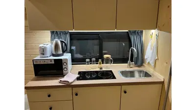 Küche/Küchenzeile in der Unterkunft Lisi Grun Tiny House by Tiny Away