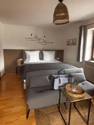 Ein Bett oder Betten in einem Zimmer der Unterkunft Pension Stöllinger mit Traumausblick