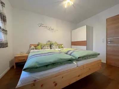 Ein Bett oder Betten in einem Zimmer der Unterkunft Wohnen am Almufer - Ferienwohnung Straßmair