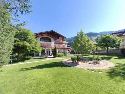 Ein Garten an der Unterkunft Hotel Angerwirt COSY HOLIDAY HOME