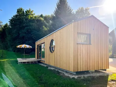 Das Gebäude in dem sich das Ferienhaus befindet