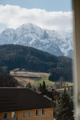 Ein allgemeiner Bergblick oder ein Berglick von der Ferienwohnung aus