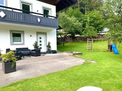 Ein Garten an der Unterkunft Haus Füsslmühle