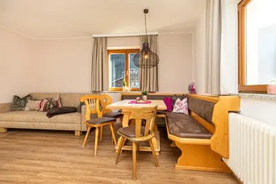 Ein Sitzbereich in der Unterkunft Herzerl-Chalet Appartements