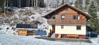 Das Gebäude in dem sich das Ferienhaus befindet