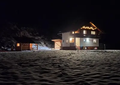 Das Gebäude in dem sich das Ferienhaus befindet