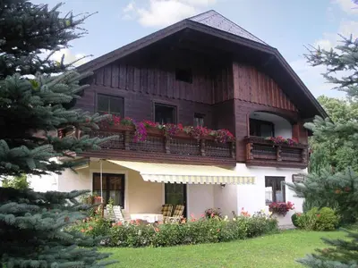 Ein Garten an der Unterkunft Apartment Strobl 1