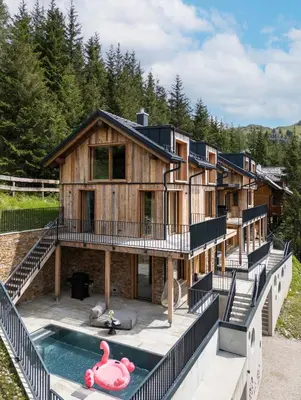 Der Swimmingpool an oder in der Nähe von Luxus AlmChalets Schladming-Dachstein