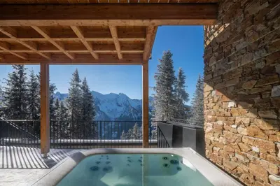 Ein allgemeiner Bergblick oder ein Berglick von des Chalets aus