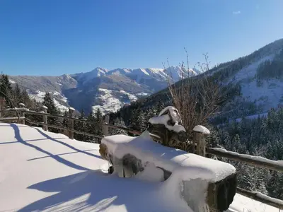 Ein allgemeiner Bergblick oder ein Berglick von des Bauernhofs aus