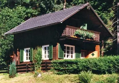 Das Gebäude in dem sich das Ferienhaus befindet