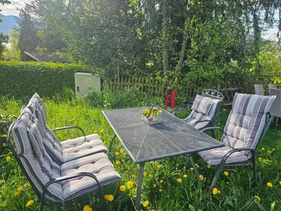 Ein Garten an der Unterkunft Ferienwohnung Attersee