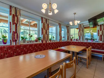 Ein Restaurant oder anderes Speiselokal in der Unterkunft Apartment Karlspitz by Interhome