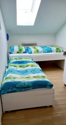 Ein Bett oder Betten in einem Zimmer der Unterkunft Moderne, Ferienwohnung mit Seeblick, near Hallstatt