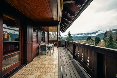 Ein allgemeiner Bergblick oder ein Berglick von des Ferienhauses aus