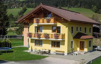 Das Gebäude in dem sich das Ferienhaus befindet