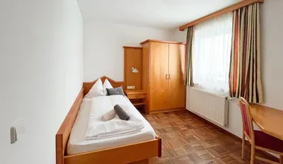 Ein Bett oder Betten in einem Zimmer der Unterkunft Hallerhaus