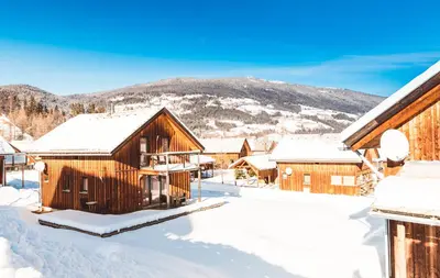Ein allgemeiner Bergblick oder ein Berglick von des Chalets aus