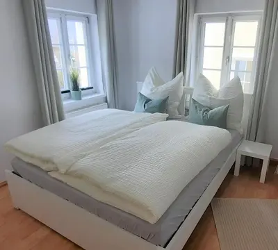 Ein Bett oder Betten in einem Zimmer der Unterkunft FeWo beim Schloss Orth mit eigenem Parkplatz