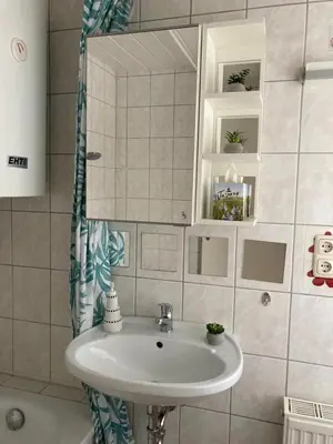 Ein Badezimmer in der Unterkunft FeWo beim Schloss Orth mit eigenem Parkplatz