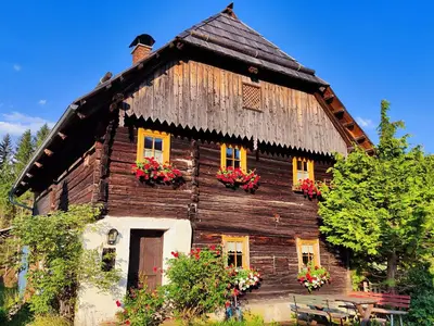 Das Gebäude in dem sich das Ferienhaus befindet