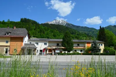 Ein allgemeiner Bergblick oder ein Berglick von des Gasthauses aus