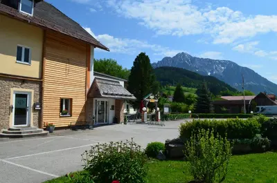 Ein allgemeiner Bergblick oder ein Berglick von des Gasthauses aus