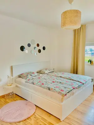 Ein Bett oder Betten in einem Zimmer der Unterkunft Zentrale Wohnung mit Blick auf Burg Altpernstein