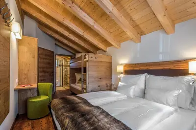 Ein Sitzbereich in der Unterkunft Chalets AurAlpin